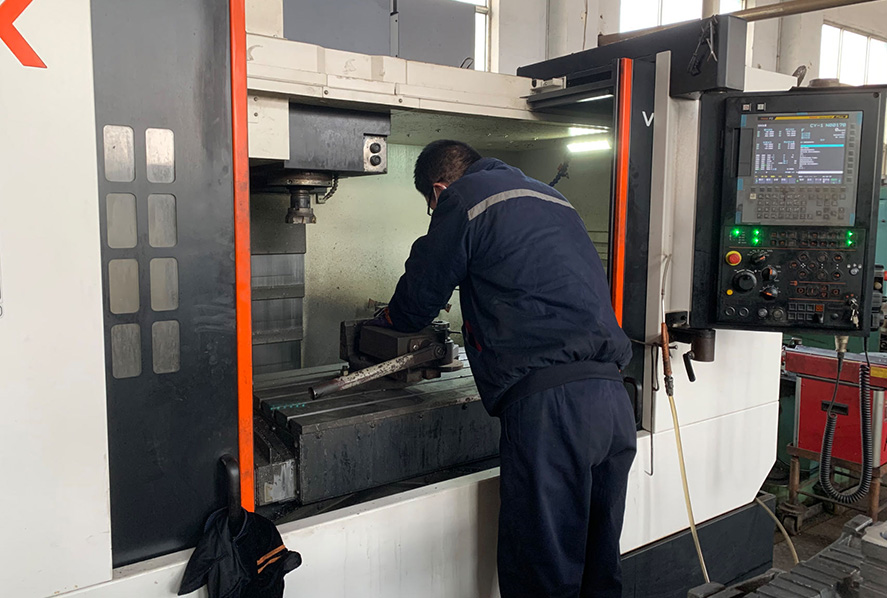 Ажилчид нь өндөр нарийвчлалтай CNC хэсгүүдийг гаргаж байна